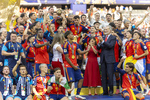 19.07.2026, Fussball Weltmeisterschaft 2026 in den USA, Finale, Spanien - Argentinien, im MetLife Stadium (New York/New Jersey (East Rutherford)), Spanien ist Weltmeister nach 1:0 Sieg, Siegerehrung: König Felipe IV von Spanien mit Königin Letizia von Spanien und den beiden Kindern Kronprinzessin Leonor und Infantin Sofía. li: Lamine Yamal (Spanien), Yeremy Pino (Spanien), Gavi (Spanien), Dani Olmo (Spanien),. Nico Williams (Spanien), Marc Pubill (Spanien) 
 

