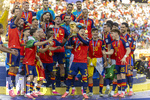 19.07.2026, Fussball Weltmeisterschaft 2026 in den USA, Finale, Spanien - Argentinien, im MetLife Stadium (New York/New Jersey (East Rutherford)), Spanien ist Weltmeister nach 1:0 Sieg, Siegerehrung: Alex Grimaldo (Spanien) jubelt mit dem Pokal, Victor Munoz (Spanien), Aymeric Laporte (Spanien), Pedri (Spanien), 
 

