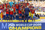 19.07.2026, Fussball Weltmeisterschaft 2026 in den USA, Finale, Spanien - Argentinien, im MetLife Stadium (New York/New Jersey (East Rutherford)), Spanien ist Weltmeister nach 1:0 Sieg, Siegerehrung: Die Spanier haben von US-Präsident Donald J. Trump (USA) den Pokal am Siegerpodest überreicht bekommen, und warten auf seinen Abgang vom Podest um jubeln zu können, Rodri (mitte, Spanien) mit Pokal weist ihm den Weg aus dem Bild. Lamine Yamal (Spanien), Gavi (Spanien), Dani Olmo (Spanien), Pedri (Spanien), Aymeric Laporte (Spanien), Alex Grimaldo (Spanien), 

