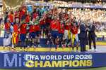 19.07.2026, Fussball Weltmeisterschaft 2026 in den USA, Finale, Spanien - Argentinien, im MetLife Stadium (New York/New Jersey (East Rutherford)), Spanien ist Weltmeister nach 1:0 Sieg, Siegerehrung:  Rodri (mitte, Spanien) reist den Pokal in die Luft.
Lamine Yamal (Spanien), Gavi (Spanien), Dani Olmo (Spanien), Pedri (Spanien), Aymeric Laporte (Spanien), Alex Grimaldo (Spanien), 
re: Gianni Infantino (FIFA-Präsident) versucht den US-Präsidenten Donald J. Trump aus dem Siegerfoto zu bewegen, der steht aber wie angeschraubt stehen.

