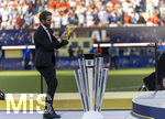 19.07.2026, Fussball Weltmeisterschaft 2026 in den USA, Finale, Spanien - Argentinien, im MetLife Stadium (New York/New Jersey (East Rutherford)), Sergio Ramos (ESP) darf den WM-Pokal zur Siegerehrung auf die Bühne bringen. In dunklem Anzug und mit roter Krawatte als Symbol der spanischen Nationalmannschaft .
  

