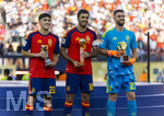 19.07.2026, Fussball Weltmeisterschaft 2026 in den USA, Finale, Spanien - Argentinien, im MetLife Stadium (New York/New Jersey (East Rutherford)),  v.li: Pau Cubarsi (Spanien) mit seiner Auszeichnung Young Player of the Tournament,  Rodri (Spanien) bekommt den Pokal für den besten Spieler der WM, Torwart Simon Unai (Spanien) mit der Auszeichnung Torwart des Turniers.
 
 


