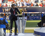 19.07.2026, Fussball Weltmeisterschaft 2026 in den USA, Finale, Spanien - Argentinien, im MetLife Stadium (New York/New Jersey (East Rutherford)), Sergio Ramos (ESP) darf den WM-Pokal zur Siegerehrung auf die Bühne bringen. In dunklem Anzug und mit roter Krawatte als Symbol der spanischen Nationalmannschaft .
  

