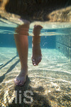 18.07.2026, Bad Wörishofen in Bayern,  Eine Frau (Model: Renate) im Kneipp-Tretbecken beim Wassertreten nach Pfarrer Kneipp. (Modelreleased)  
