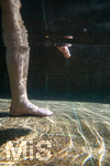 18.07.2026, Bad Wörishofen in Bayern,  Eine Frau (Model: Renate) im Kneipp-Tretbecken beim Wassertreten nach Pfarrer Kneipp. (Modelreleased)  