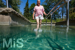 18.07.2026, Bad Wörishofen in Bayern,  Eine Frau (Model: Renate) im Kneipp-Tretbecken beim Wassertreten nach Pfarrer Kneipp. (Modelreleased)  