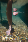 18.07.2026, Bad Wörishofen in Bayern,  Eine Frau (Model: Renate) im Kneipp-Tretbecken beim Wassertreten nach Pfarrer Kneipp. (Modelreleased)  