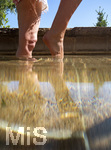 18.07.2026, Bad Wörishofen in Bayern,  Eine Frau (Model: Renate) im Kneipp-Tretbecken beim Wassertreten nach Pfarrer Kneipp. (Modelreleased)  