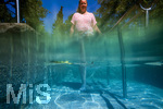 18.07.2026, Bad Wörishofen in Bayern,  Eine Frau (Model: Renate) im Kneipp-Tretbecken beim Wassertreten nach Pfarrer Kneipp. (Modelreleased)  