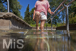 18.07.2026, Bad Wörishofen in Bayern,  Eine Frau (Model: Renate) im Kneipp-Tretbecken beim Wassertreten nach Pfarrer Kneipp. (Modelreleased)  