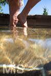 18.07.2026, Bad Wörishofen in Bayern,  Eine Frau (Model: Renate) im Kneipp-Tretbecken beim Wassertreten nach Pfarrer Kneipp. (Modelreleased)  