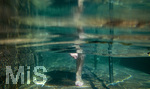 18.07.2026, Bad Wörishofen in Bayern,  Eine Frau (Model: Renate) im Kneipp-Tretbecken beim Wassertreten nach Pfarrer Kneipp. (Modelreleased)  