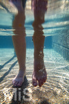 18.07.2026, Bad Wörishofen in Bayern,  Eine Frau (Model: Renate) im Kneipp-Tretbecken beim Wassertreten nach Pfarrer Kneipp. (Modelreleased)  