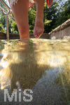 18.07.2026, Bad Wörishofen in Bayern,  Eine Frau (Model: Renate) im Kneipp-Tretbecken beim Wassertreten nach Pfarrer Kneipp. (Modelreleased)  