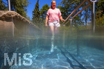 18.07.2026, Bad Wörishofen in Bayern,  Eine Frau (Model: Renate) im Kneipp-Tretbecken beim Wassertreten nach Pfarrer Kneipp. (Modelreleased)  