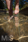 18.07.2026, Bad Wörishofen in Bayern,  Eine Frau (Model: Renate) im Kneipp-Tretbecken beim Wassertreten nach Pfarrer Kneipp. (Modelreleased)  