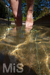 18.07.2026, Bad Wörishofen in Bayern,  Eine Frau (Model: Renate) im Kneipp-Tretbecken beim Wassertreten nach Pfarrer Kneipp. (Modelreleased)  