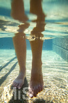 18.07.2026, Bad Wörishofen in Bayern,  Eine Frau (Model: Renate) im Kneipp-Tretbecken beim Wassertreten nach Pfarrer Kneipp. (Modelreleased)  