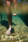 18.07.2026, Bad Wörishofen in Bayern,  Eine Frau (Model: Renate) im Kneipp-Tretbecken beim Wassertreten nach Pfarrer Kneipp. (Modelreleased)  