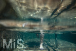 18.07.2026, Bad Wörishofen in Bayern,  Eine Frau (Model: Renate) im Kneipp-Tretbecken beim Wassertreten nach Pfarrer Kneipp. (Modelreleased)  