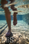 18.07.2026, Bad Wörishofen in Bayern,  Eine Frau (Model: Renate) im Kneipp-Tretbecken beim Wassertreten nach Pfarrer Kneipp. (Modelreleased)  