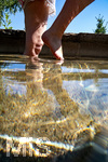 18.07.2026, Bad Wörishofen in Bayern,  Eine Frau (Model: Renate) im Kneipp-Tretbecken beim Wassertreten nach Pfarrer Kneipp. (Modelreleased)  