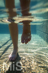 18.07.2026, Bad Wörishofen in Bayern,  Eine Frau (Model: Renate) im Kneipp-Tretbecken beim Wassertreten nach Pfarrer Kneipp. (Modelreleased)  