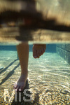 18.07.2026, Bad Wörishofen in Bayern,  Eine Frau (Model: Renate) im Kneipp-Tretbecken beim Wassertreten nach Pfarrer Kneipp. (Modelreleased)  