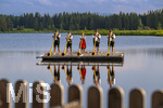 21.07.2026, Der Moorsee Elbsee bei Aitrang im Allgäu, am Elbseerestaurant spielen die Günztaler Alphornbläser aus Markt Rettenbach (Unterallgäu) auf einem Floß heimatliche Klänge in idyllischer Umgebung.