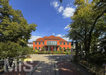 22.07.2026, Kurtheater Bad Wörishofen, Der Platz vor dem Kurhaus und der Kurmuschel. Derzeit findet der Kunstsommer statt, hier steht ein nackter rotlackierter Holz-Mann im Rasen eines teilnehmenden Künstlers. An dieser Stelle auf dem Rasen soll, wenn es nach dem Stadtrat und Bürgermeister geht, bald ein 30 m hohes Riesenrad stehen, als neue vieldiskutierte Attraktion für die Kurstadt.