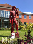 22.07.2026, Kurtheater Bad Wörishofen, Der Platz vor dem Kurhaus und der Kurmuschel. Derzeit findet der Kunstsommer statt, hier steht ein nackter rotlackierter Holz-Mann im Rasen eines teilnehmenden Künstlers.