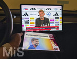 24.07.2026, Fussball DFB Deutsche Nationalmannschaft, Vorstellung Bundestrainer Jürgen Klopp als neuer Trainer bei einer PK in Frankfurt am Main, Liveübertragung der PK, läuft hier in einem Screen im Auto. 