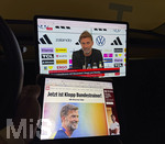24.07.2026, Fussball DFB Deutsche Nationalmannschaft, Vorstellung Bundestrainer Jürgen Klopp als neuer Trainer bei einer PK in Frankfurt am Main, Liveübertragung der PK, läuft hier in einem Screen im Auto. 