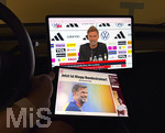 24.07.2026, Fussball DFB Deutsche Nationalmannschaft, Vorstellung Bundestrainer Jürgen Klopp als neuer Trainer bei einer PK in Frankfurt am Main, Liveübertragung der PK, läuft hier in einem Screen im Auto. 
