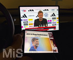 24.07.2026, Fussball DFB Deutsche Nationalmannschaft, Vorstellung Bundestrainer Jürgen Klopp als neuer Trainer bei einer PK in Frankfurt am Main, Liveübertragung der PK, läuft hier in einem Screen im Auto. 