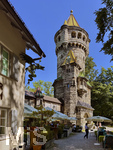 24.07.2026, Städtetrip in Landsberg am Lech, der historische Mutterturm mit Restaurant am Lech-Ufer.