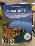 24.07.2026, Buchhandlung in Landsberg am Lech, in der Auslage steht ein Buch, Roadtrips mit dem E-Auto durch Europa. 