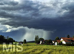 25.07.2026, Mindelheim, Unterallgäu, Heftiges Gewitter mit Hagel und Sturm über der Stadt Bad Wörishofen im Unterallgäu (Bayern). Hier die Sturmfront mit extremer Wolken-Walze und dem Regen dahinter über den Feldern und Häusern.