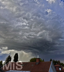 25.07.2026, Mindelheim, Unterallgäu, Heftiges Gewitter mit Hagel und Sturm über der Stadt Bad Wörishofen im Unterallgäu (Bayern). Hier die Sturmfront mit extremer Wolken-Walze und dem Regen dahinter über den Dächern der Stadt.