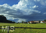25.07.2026, Mindelheim, Unterallgäu, Heftiges Gewitter mit Hagel und Sturm über der Stadt Bad Wörishofen im Unterallgäu (Bayern). Hier die Sturmfront mit extremer Wolken-Walze und dem Regen dahinter über den Feldern und Häusern.