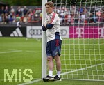 27.07.2026, Fussball Bundesliga 2026/2027, Trainingslager FC Bayern München in Rottach-Egern am Tegernsee (Bayern). Sportdirektor Christoph Freund (Bayern München) lehnt sich am Torpfosten an.