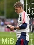 27.07.2026, Fussball Bundesliga 2026/2027, Trainingslager FC Bayern München in Rottach-Egern am Tegernsee (Bayern). Sportdirektor Christoph Freund (Bayern München) lehnt sich am Torpfosten an und ist am Handy.