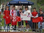 27.07.2026, Fussball Bundesliga 2026/2027, Trainingslager FC Bayern München in Rottach-Egern am Tegernsee (Bayern). Ein Foto mit Tom Bischof (FC Bayern München)  ist gewünscht, Tom können wir bitte ein Foto machen