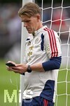 27.07.2026, Fussball Bundesliga 2026/2027, Trainingslager FC Bayern München in Rottach-Egern am Tegernsee (Bayern). Sportdirektor Christoph Freund (Bayern München) lehnt  mit Handy am Pfosten