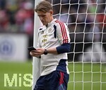 27.07.2026, Fussball Bundesliga 2026/2027, Trainingslager FC Bayern München in Rottach-Egern am Tegernsee (Bayern). Sportdirektor Christoph Freund (Bayern München) lehnt  mit Handy am Pfosten