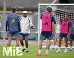 27.07.2026, Fussball Bundesliga 2026/2027, Trainingslager FC Bayern München in Rottach-Egern am Tegernsee (Bayern). Trainer Vincent Kompany (2. von links, FC Bayern München) gibt Anweisungen. Tom Bischof (re, FC Bayern München)  