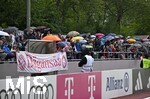 27.07.2026, Fussball Bundesliga 2026/2027, Trainingslager FC Bayern München in Rottach-Egern am Tegernsee (Bayern). Es regnet beim Bayern Training, die Fans haben ihre Schirme aufgespannt.