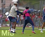 27.07.2026, Fussball Bundesliga 2026/2027, Trainingslager FC Bayern München in Rottach-Egern am Tegernsee (Bayern). v.l. Trainer Vincent Kompany (FC Bayern München) mit vollem Körpereinsatz
