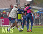 27.07.2026, Fussball Bundesliga 2026/2027, Trainingslager FC Bayern München in Rottach-Egern am Tegernsee (Bayern). v.l. Trainer Vincent Kompany (FC Bayern München) mit vollem Körpereinsatz