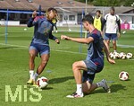 27.07.2026, Fussball Bundesliga 2026/2027, Trainingslager FC Bayern München in Rottach-Egern am Tegernsee (Bayern). Sacha Boey (FC Bayern München) seine Haare vor dem Gesicht.